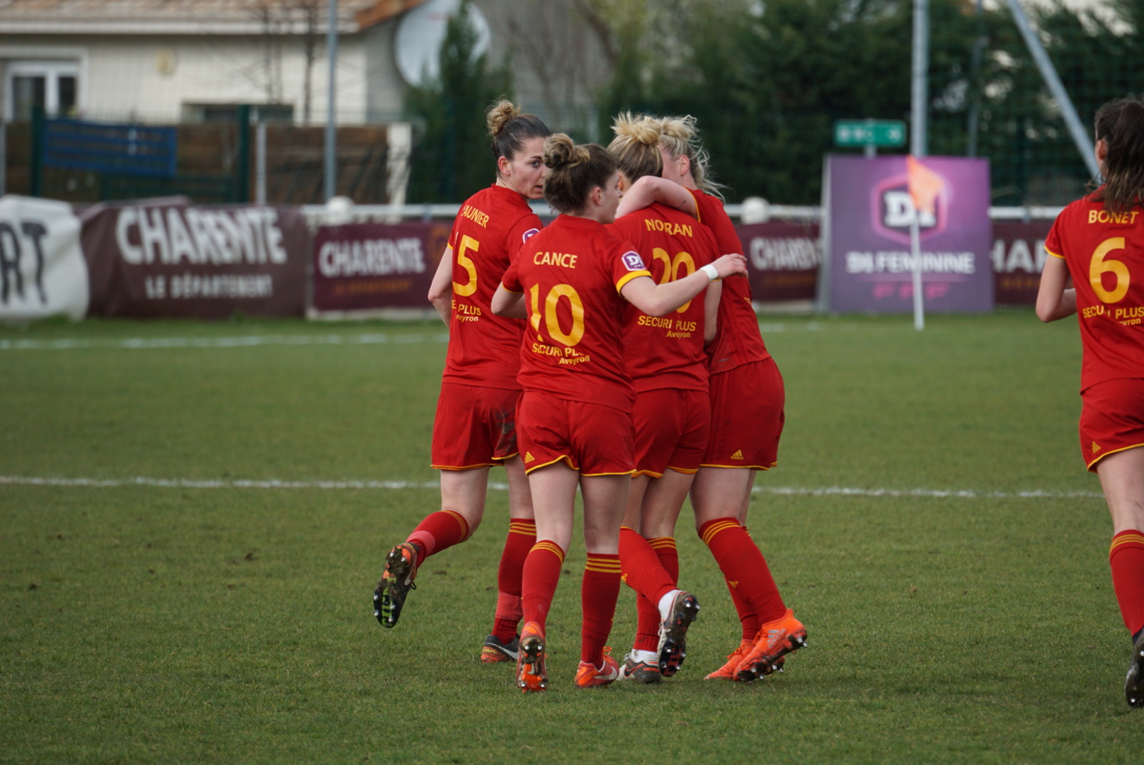 A Soyaux, Rodez s'est incliné finalement 3-2 et reste relégable (photo footofeminin) A Soyaux, Rodez s'est incliné finalement 3-2 et reste relégable (photo footofeminin)