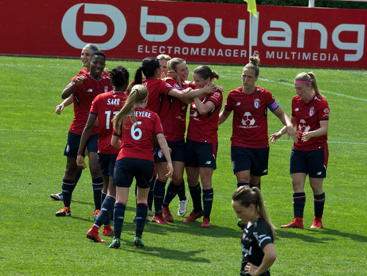 Les Lilloises félicitent Jessica Lernon, buteuse unique du jour (photo LOSC)