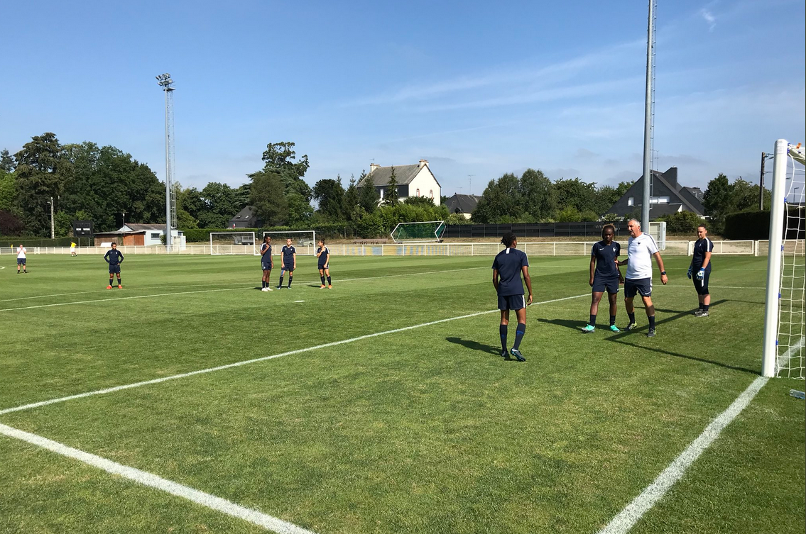 Gilles Eyquem travaille avec ses joueuses (photo FFF)