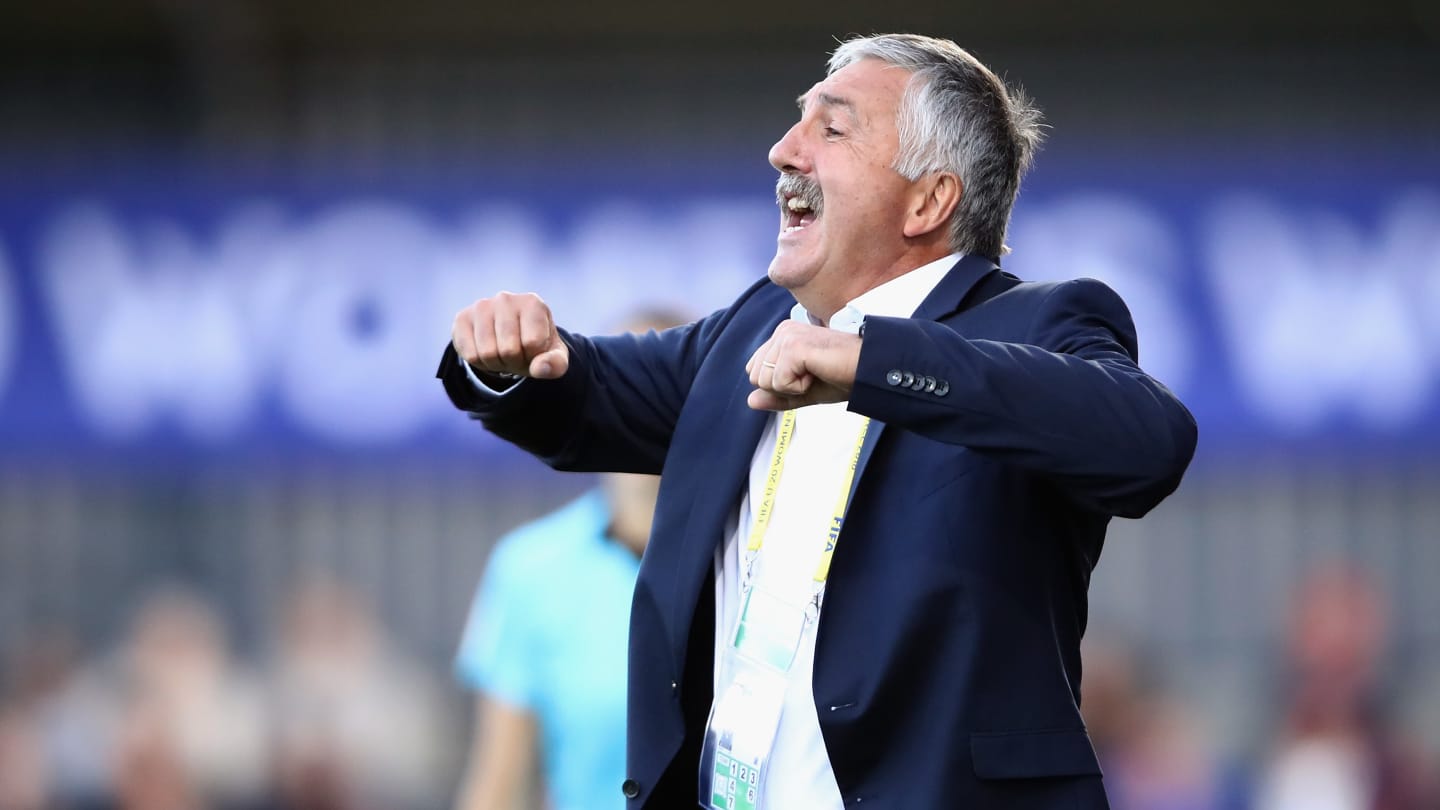 Gilles Eyquem est resté très actif devant son banc (photo FIFA.com) Gilles Eyquem est resté très actif devant son banc (photo FIFA.com)