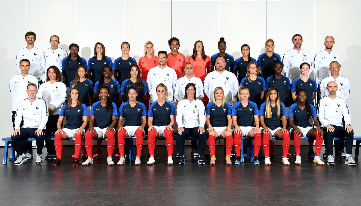 La sélection tricolore avec le staff lors de la photo officielle à Clairefontaine