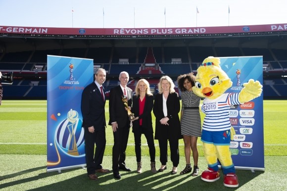 Peter Montopoli (Secrétaire Général CSA), Steve Reed (Président CSA), Kristine Lilly (FIFA Legend ), Brigitte Henriques (Vice-présidente de la FFF et du COL), Laura Georges (FIFA Legend) et ettie™ (Mascotte officielle de la FWWC). Peter Montopoli (Secrétaire Général CSA), Steve Reed (Président CSA), Kristine Lilly (FIFA Legend ), Brigitte Henriques (Vice-présidente de la FFF et du COL), Laura Georges (FIFA Legend) et ettie™ (Mascotte officielle de la FWWC).