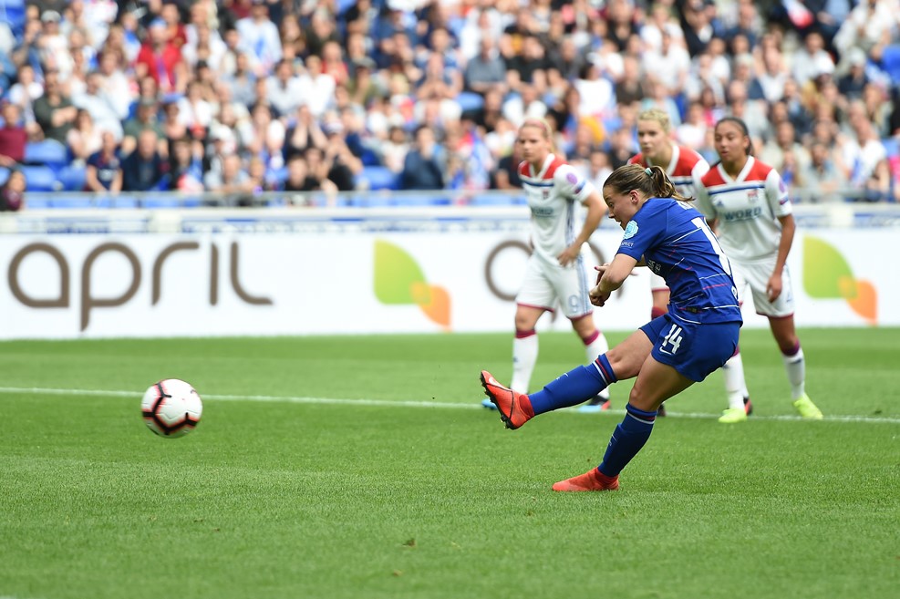 Le penalty de Kirby repoussé par Bouhaddi avant la pause (photo UEFA)