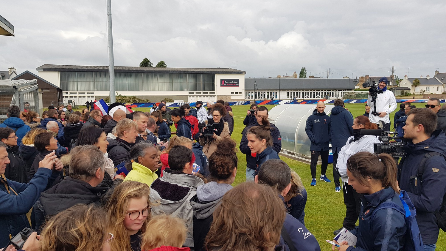 Séance de dédicaces à la fin de l'entraînement (photo Ligue Bretagne) Séance de dédicaces à la fin de l'entraînement (photo Ligue Bretagne)