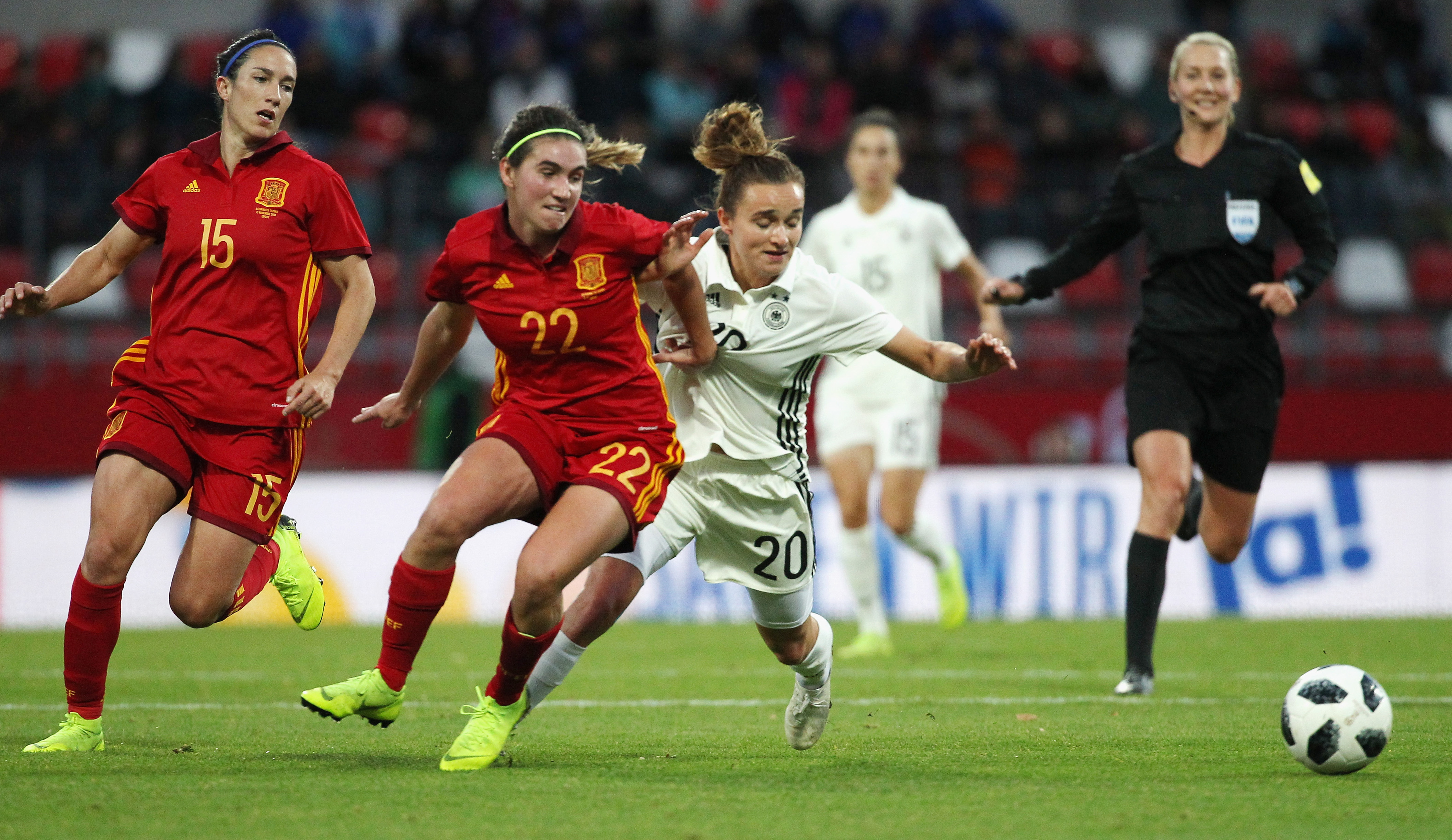 Mariona Caldentey et Lina Magull (photo FIFA.com)