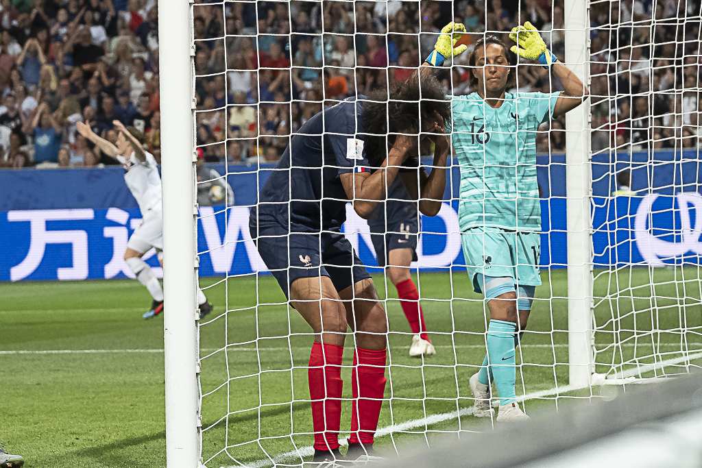 Wendie Renard et Sarah Bouhaddi constatent les dégâts (photo Eric Baledent/FOF)