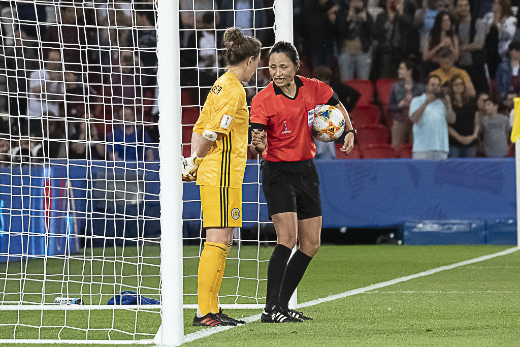 L'arbitre nord-coréenne rappelant les consignes (photo Eric Baledent/FOF)