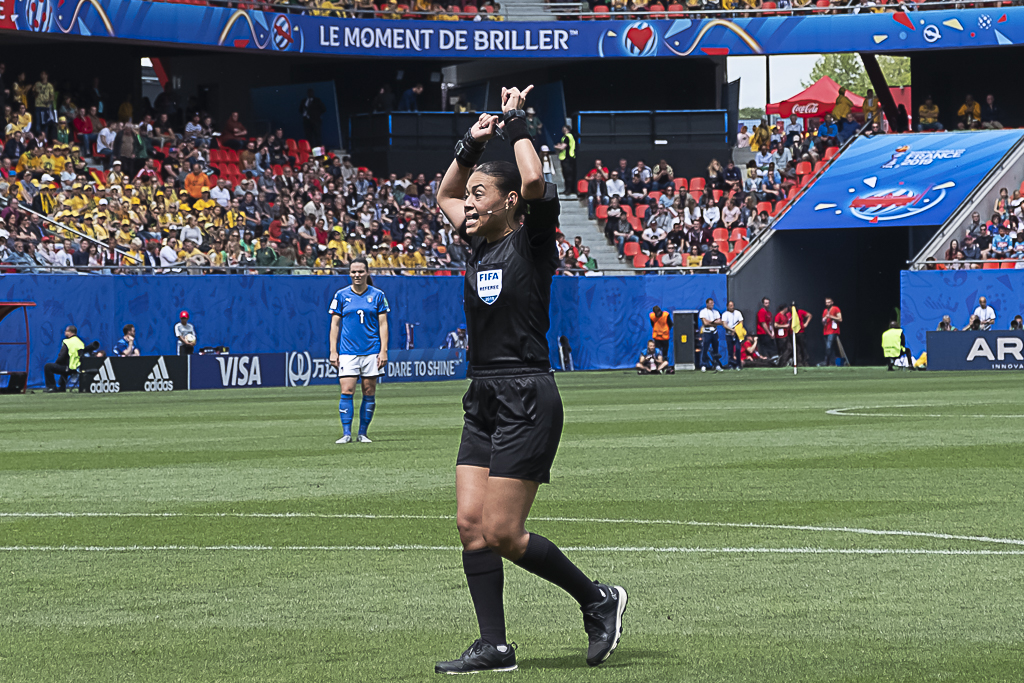 L'arbitre Melissa Borjas a fait appel plusieurs fois à la VAR (photo Eric Baledent/FOF)