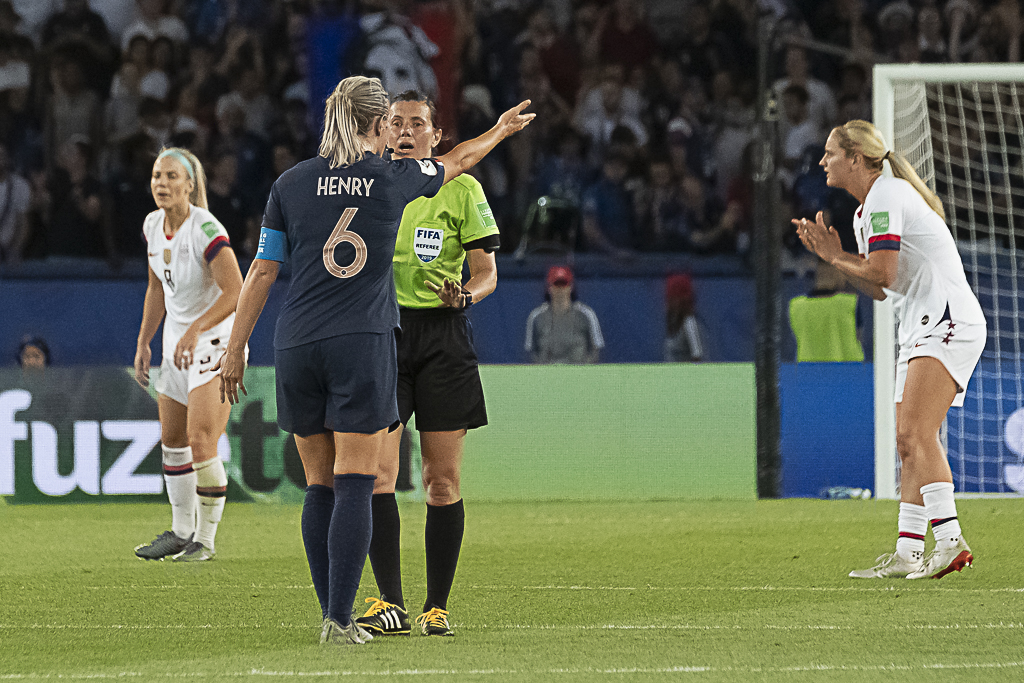 Amandine Henry échange avec l'arbitre ukrainienne (photo Eric Baledent/FOF)