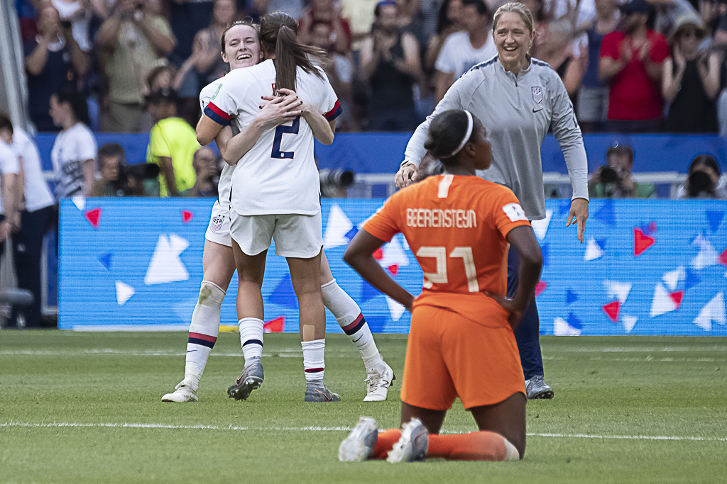 Lavelle et Pugh se congratulent à la fin du match (photo Eric Baledent/FOF)