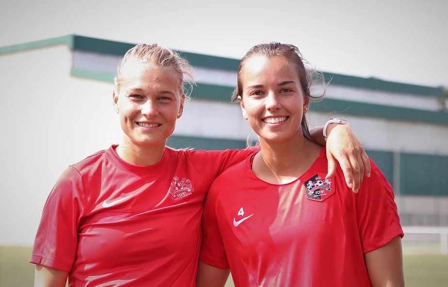 Les Danoises Larsen et Sevecke (photo club) Les Danoises Larsen et Sevecke (photo club)