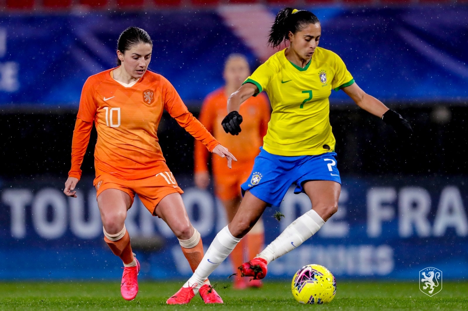 Andressa Alves devant van de Donk (phoot KNVB) Andressa Alves devant van de Donk (phoot KNVB)