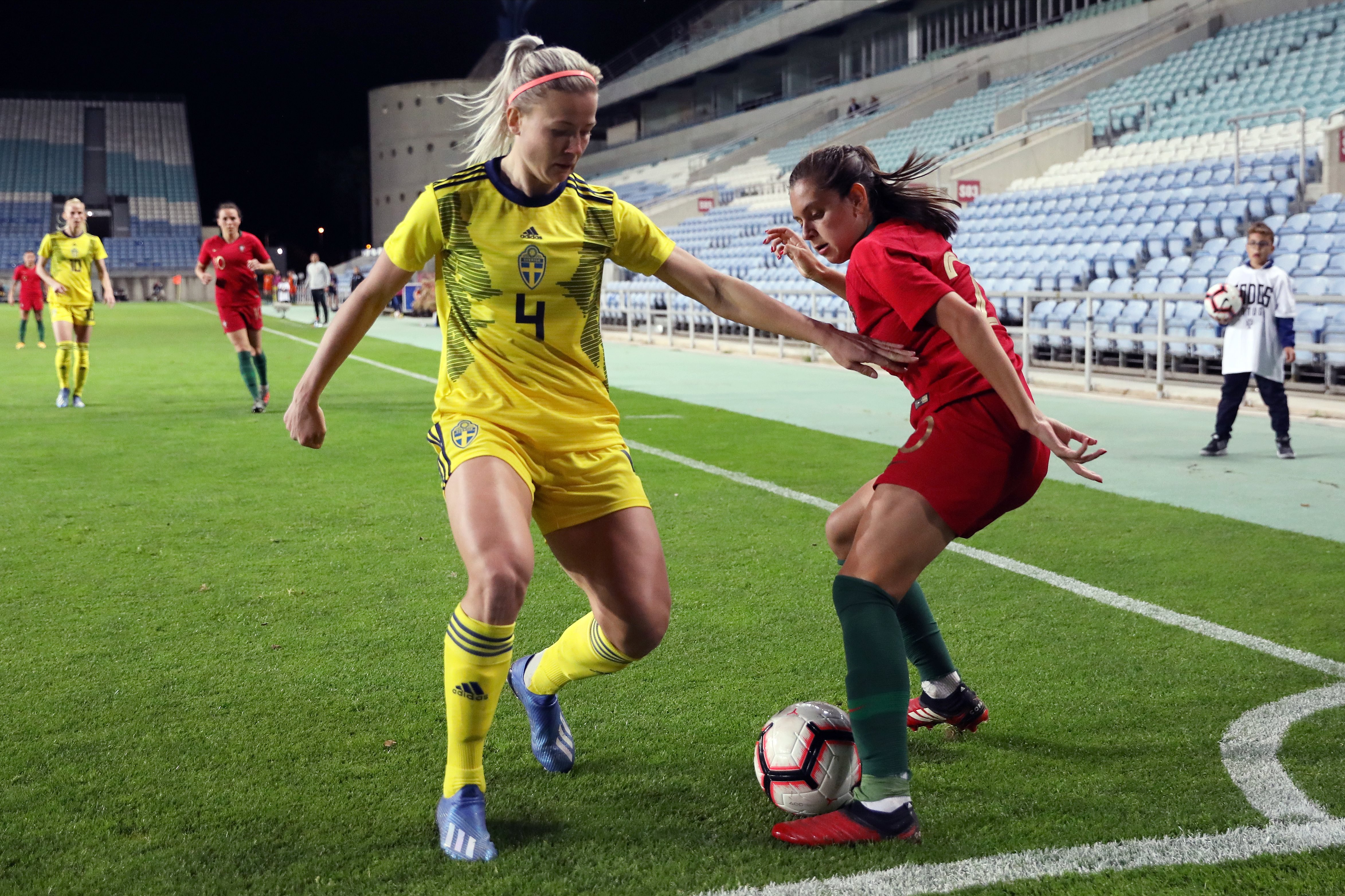 La joueuse du PSG Hanna Glas à gauche devant Faria (photo FPF)