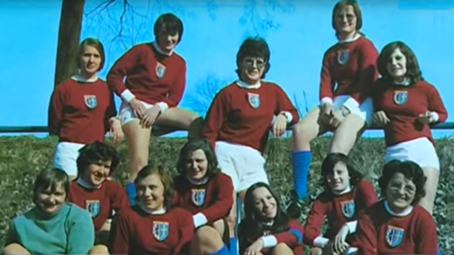 L'équipe alsacienne du FC Schwindratzheim avec Marie-Lou Duringer en bas, troisième en partant de la droite (photo DR) L'équipe alsacienne du FC Schwindratzheim avec Marie-Lou Duringer en bas, troisième en partant de la droite (photo DR)