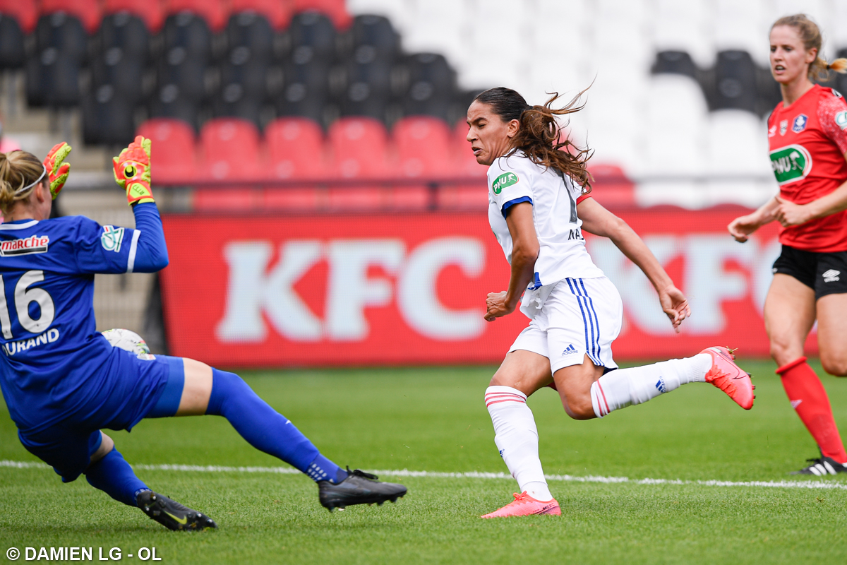 Durand gagne son duel avec Majri (photo OL) Durand gagne son duel avec Majri (photo OL)