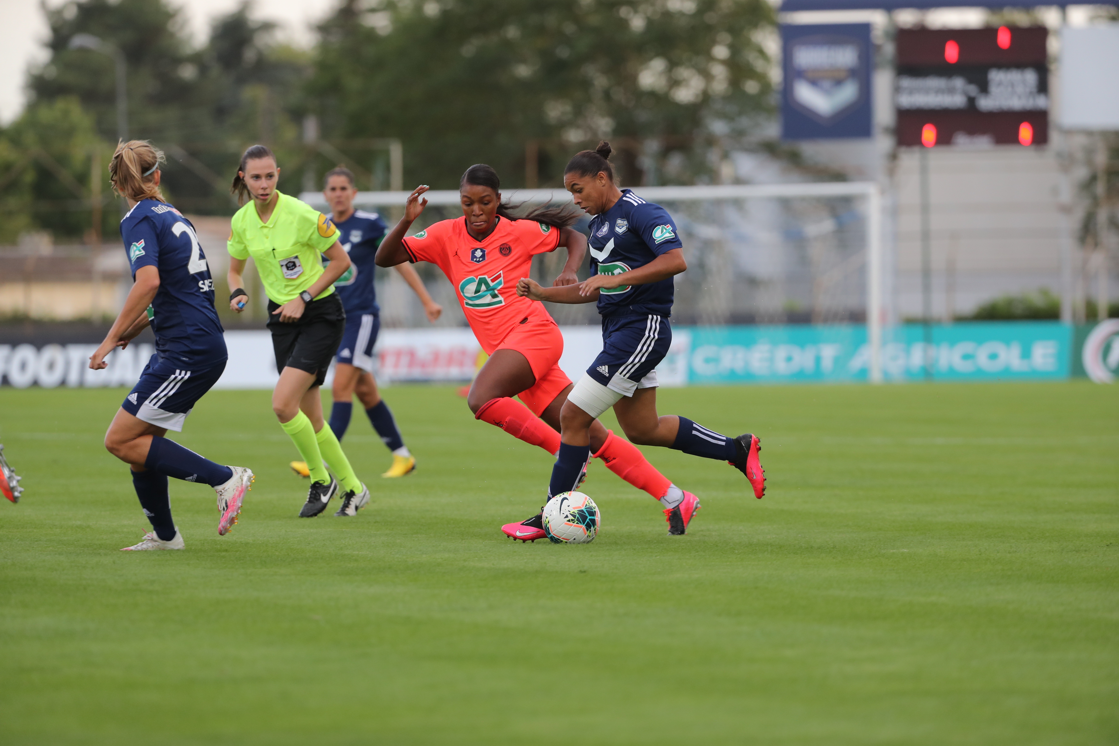 Geyoro à la lutte avec Cascarino (photo FCGB)