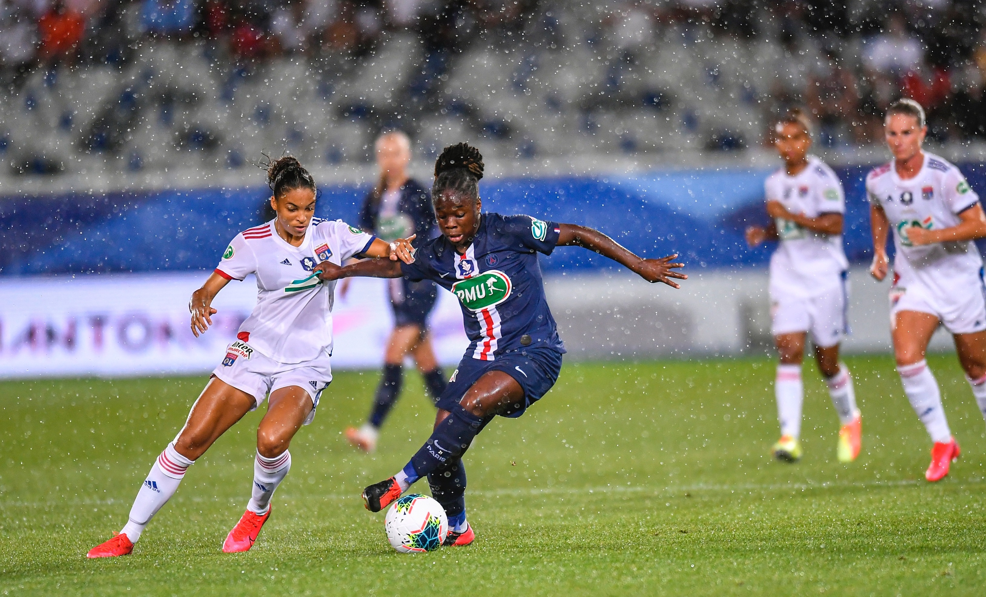 Cascarino et Baltimore se disputent le ballon sous la pluie icaunaise (photo PSG) Cascarino et Baltimore se disputent le ballon sous la pluie icaunaise (photo PSG)