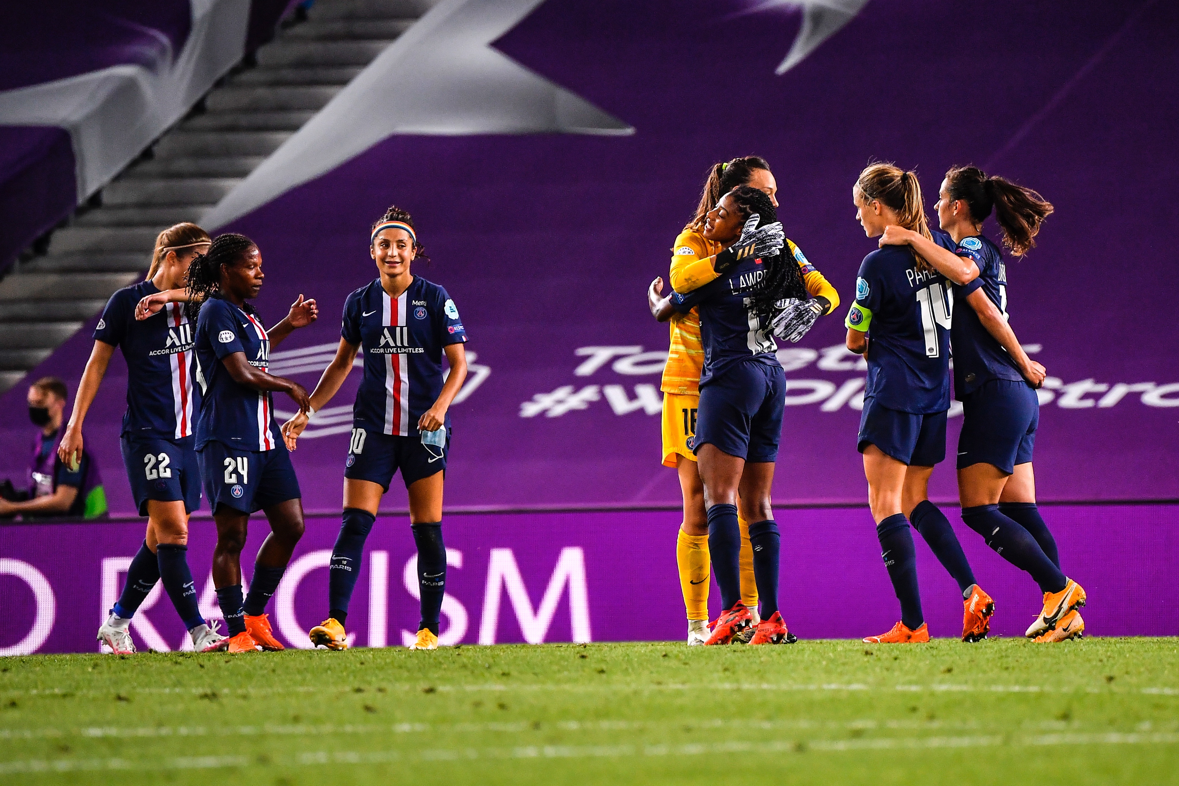 Congratulations en fin de match dans le camp parisien (photo twitter PSG)