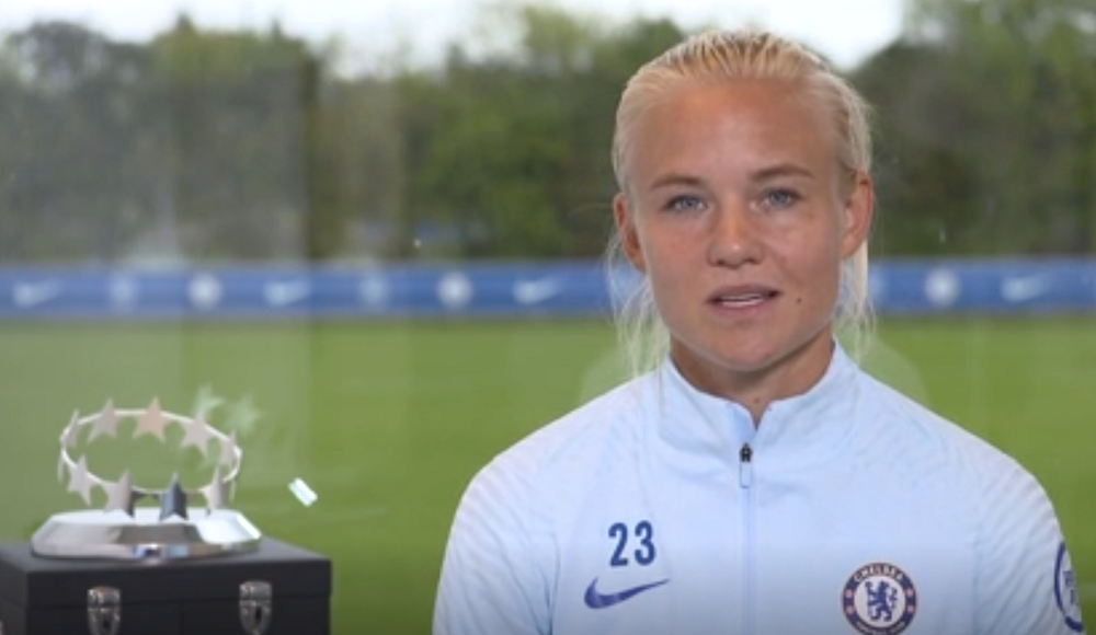 Trophée - Pernille HARDER, élue joueuse UEFA de l'année Trophée - Pernille HARDER, élue joueuse UEFA de l'année