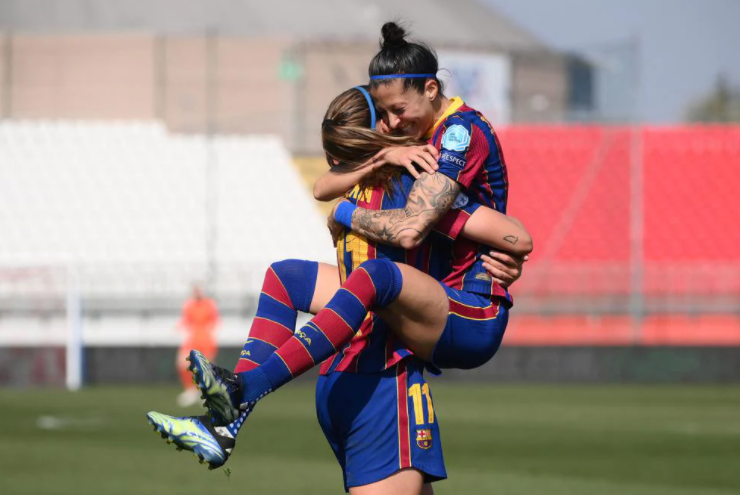 Putellas et Hermoso se congratulent (photo UEFA.com) Putellas et Hermoso se congratulent (photo UEFA.com)