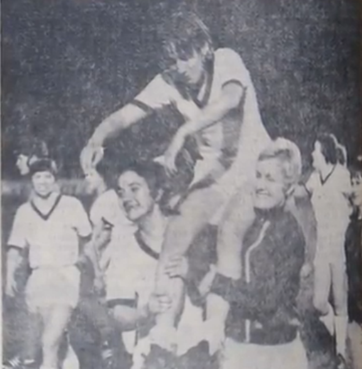 Les Françaises fêtent leur victoire face aux Pays-Bas et hissent Jocelyne Ratignier, auteure d'un triplé (photo archive La Voix du Nord) Les Françaises fêtent leur victoire face aux Pays-Bas et hissent Jocelyne Ratignier, auteure d'un triplé (photo archive La Voix du Nord)