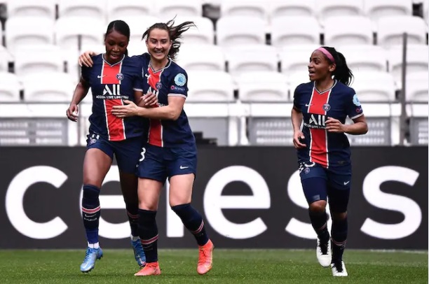 Geyoro félicitée par Däbritz (photo UEFA.com) Geyoro félicitée par Däbritz (photo UEFA.com)