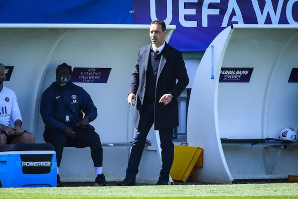 Les staffs de D1 pourront être plus nombreux sur le banc en D1 (photo UEFA)