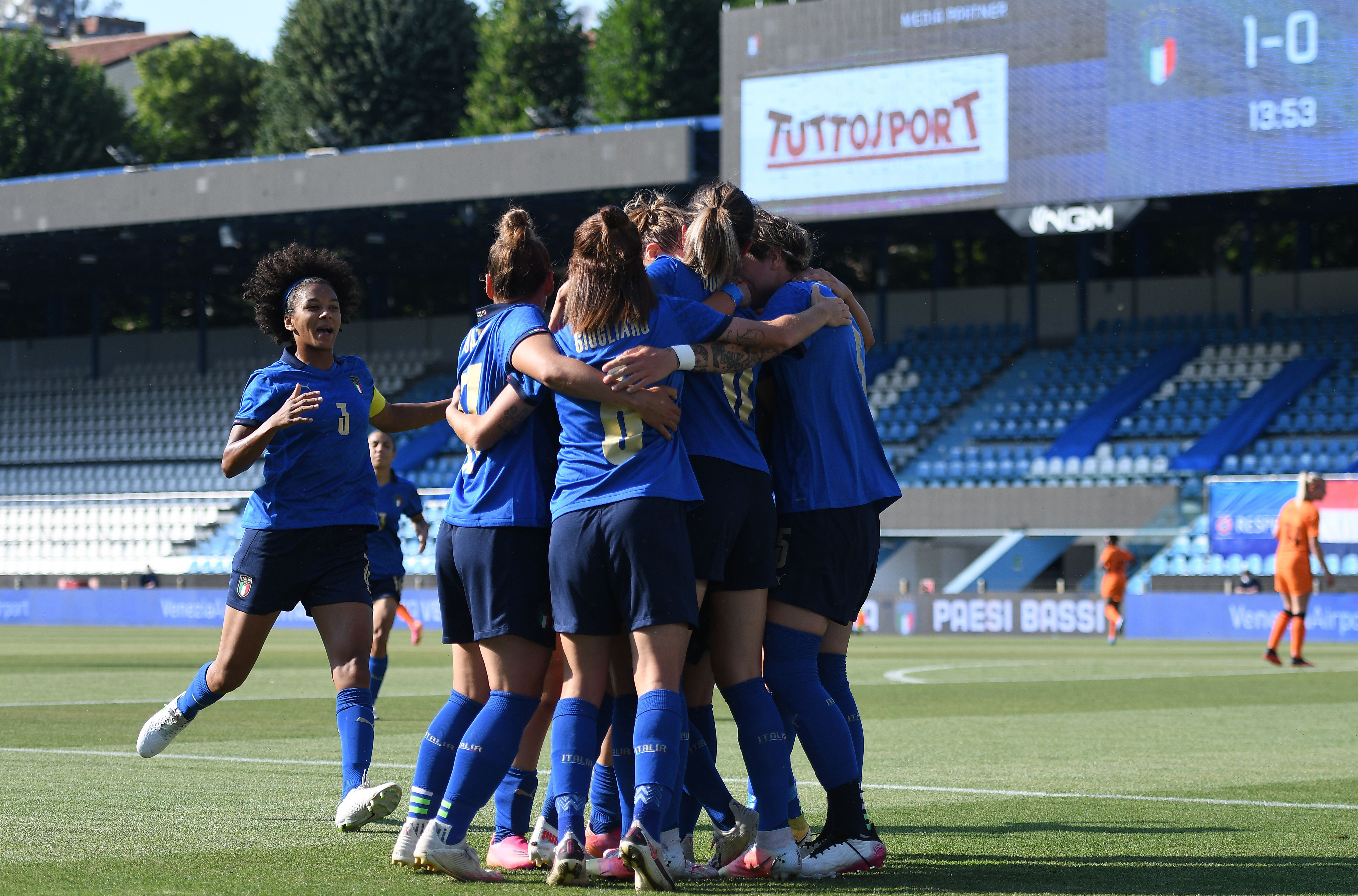 Les Italiennes se congratulent après le seul but du match (photo FICG)