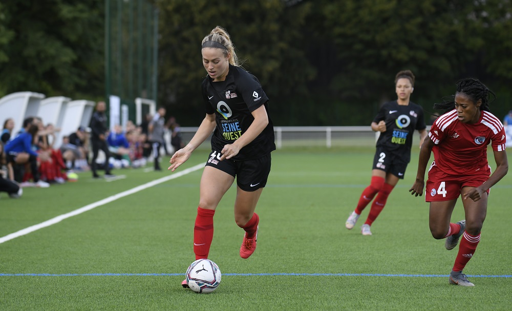 L'ex-Havraise Allie Thornton déborde face à Yvonne Leuko (photo Giovanni Pablo)