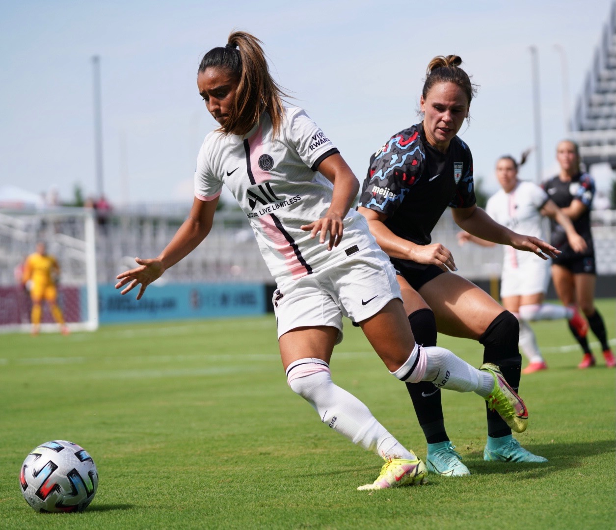 Sakina Karchaoui arrive au PSG après une saison à l'OL (photo PSG) Sakina Karchaoui arrive au PSG après une saison à l'OL (photo PSG)