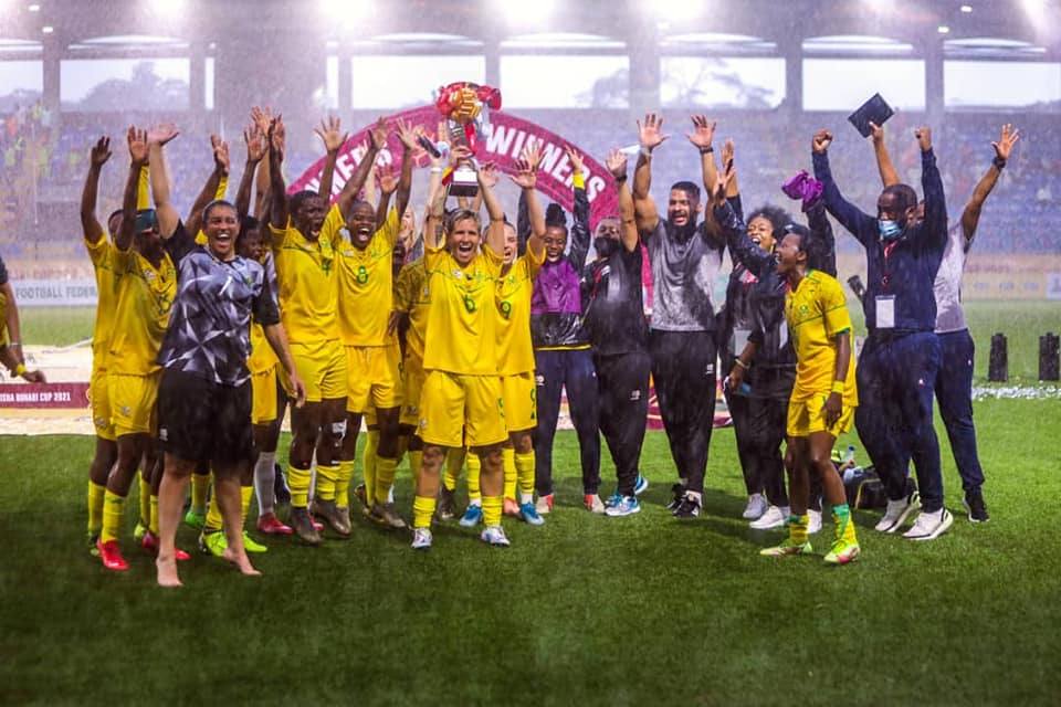 Janine van Wyk soulève le trophée (photo Aisha Buhari Cup) Janine van Wyk soulève le trophée (photo Aisha Buhari Cup)