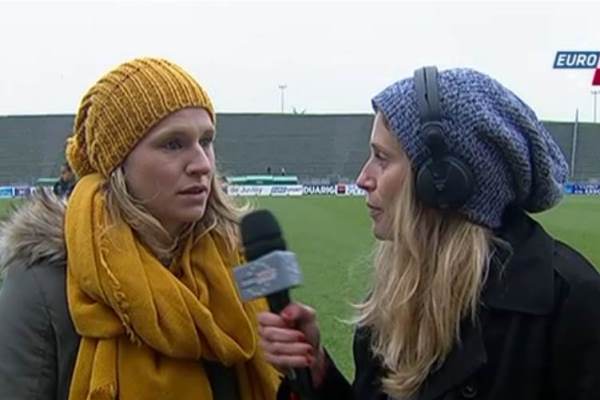 Laure Lepailleur interrogée par une autre Normande Candice Prévost, avec le bonnet d'usage (image Eurosport)