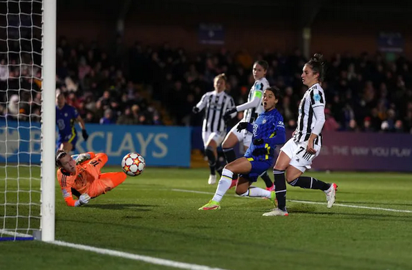 Peyraud-Magnin a été décisive pour permettre de conserver le 0-0 (photo UEFA.com) Peyraud-Magnin a été décisive pour permettre de conserver le 0-0 (photo UEFA.com)