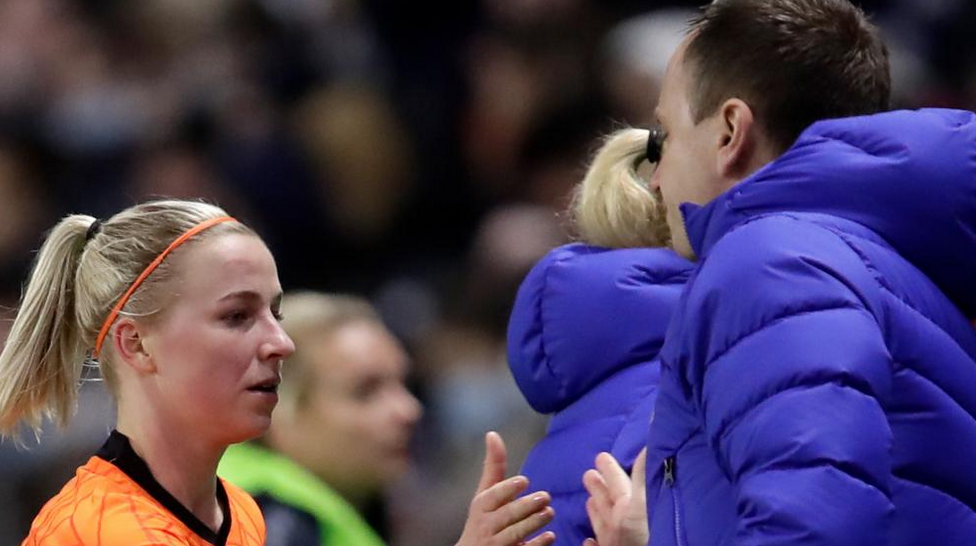 Mark Parsons félicite Jackie Groenen (photo KNVB)