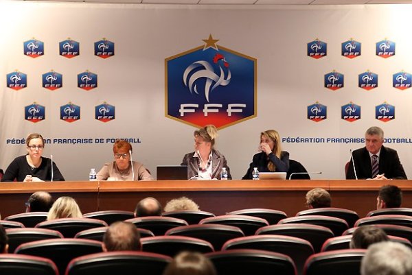 Brigitte Henriques, secrétaire générale de la FFF, entourée de Candice Prevost et Michelle Chevalier, Présidente de la Commission de Féminisation, et de François Blaquart, DTN (photo FFF)