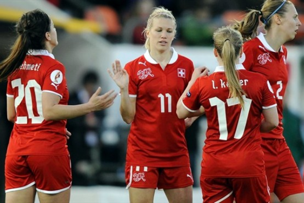 La Lyonnaise Lara Dickenmann aux côtés de ses coéquipières nationales (Photo : FIFA). La Lyonnaise Lara Dickenmann aux côtés de ses coéquipières nationales (Photo : FIFA).