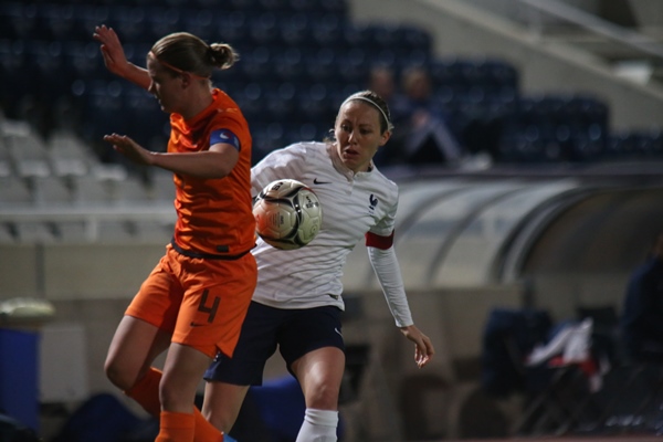 La capitaine Delannoy a évolué à droite contre les Pays-Bas (photo Sébastien Duret) La capitaine Delannoy a évolué à droite contre les Pays-Bas (photo Sébastien Duret)