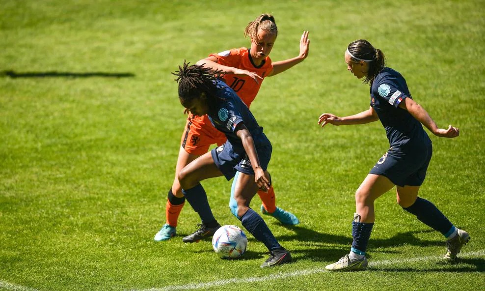 Elimbi et Coutel face à Kroezen (photo UEFA.com)