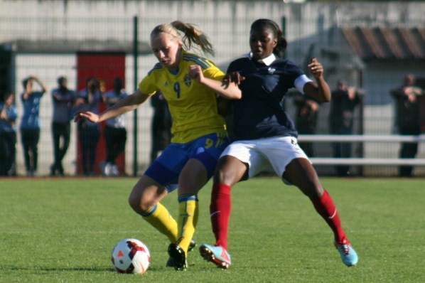 Stina Blackstenius a eu raison de la défense d'Aïssatou Tounkara Stina Blackstenius a eu raison de la défense d'Aïssatou Tounkara