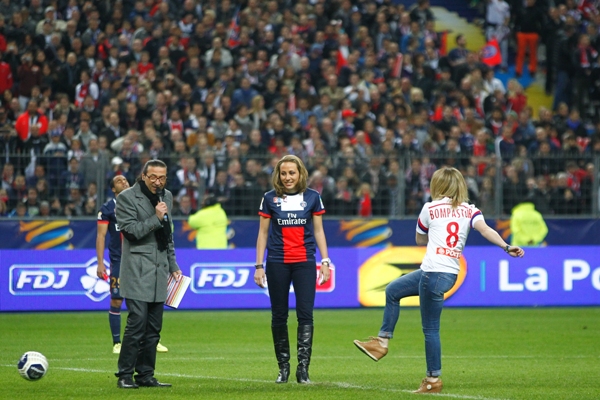 La finale de la Coupe de la Ligue OL-PSG samedi soir a vu Sonia Bompastor (OL) et Sabrina Delannoy (PSG) donner le coup d'envoi fictif sur une initiative de la LFP La finale de la Coupe de la Ligue OL-PSG samedi soir a vu Sonia Bompastor (OL) et Sabrina Delannoy (PSG) donner le coup d'envoi fictif sur une initiative de la LFP
