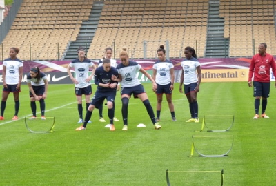 L'échauffement des Bleues dans la bonne humeur avec ici Céline Deville et Kheira Hamraoui. L'échauffement des Bleues dans la bonne humeur avec ici Céline Deville et Kheira Hamraoui.
