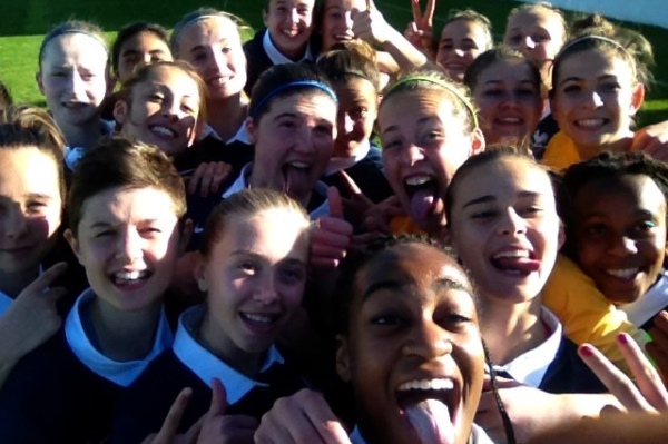 Les U16 se portent bien avec un "Selfie" pour célébrer la victoire