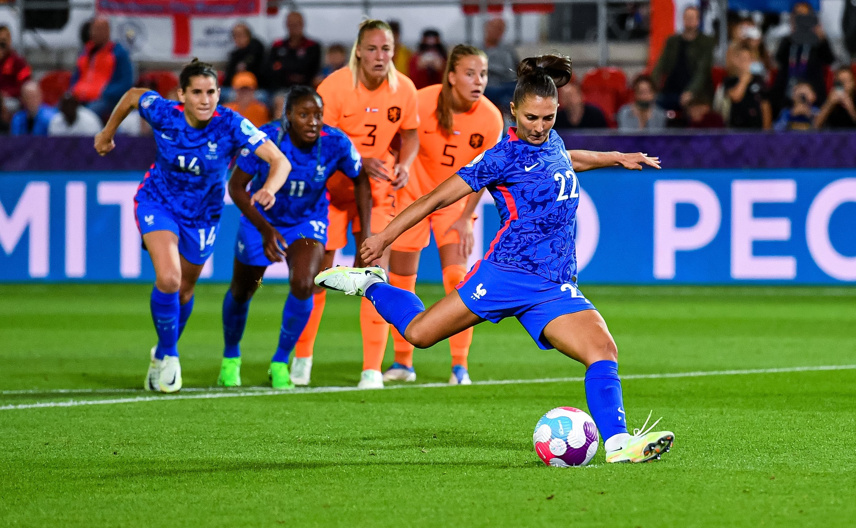 Le penalty réussi par Périsset (photo UEFA)