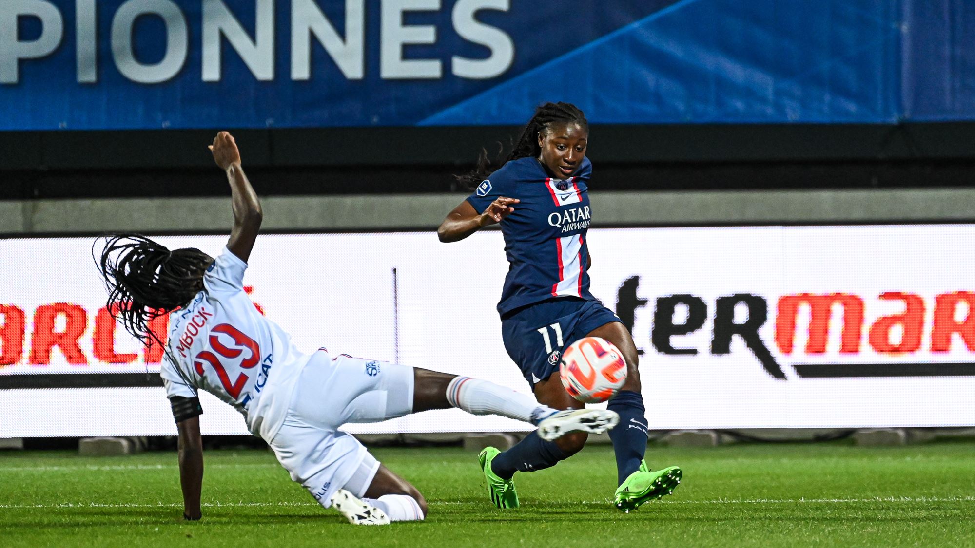 Mbock en intervention devant Diani (photo PSG)