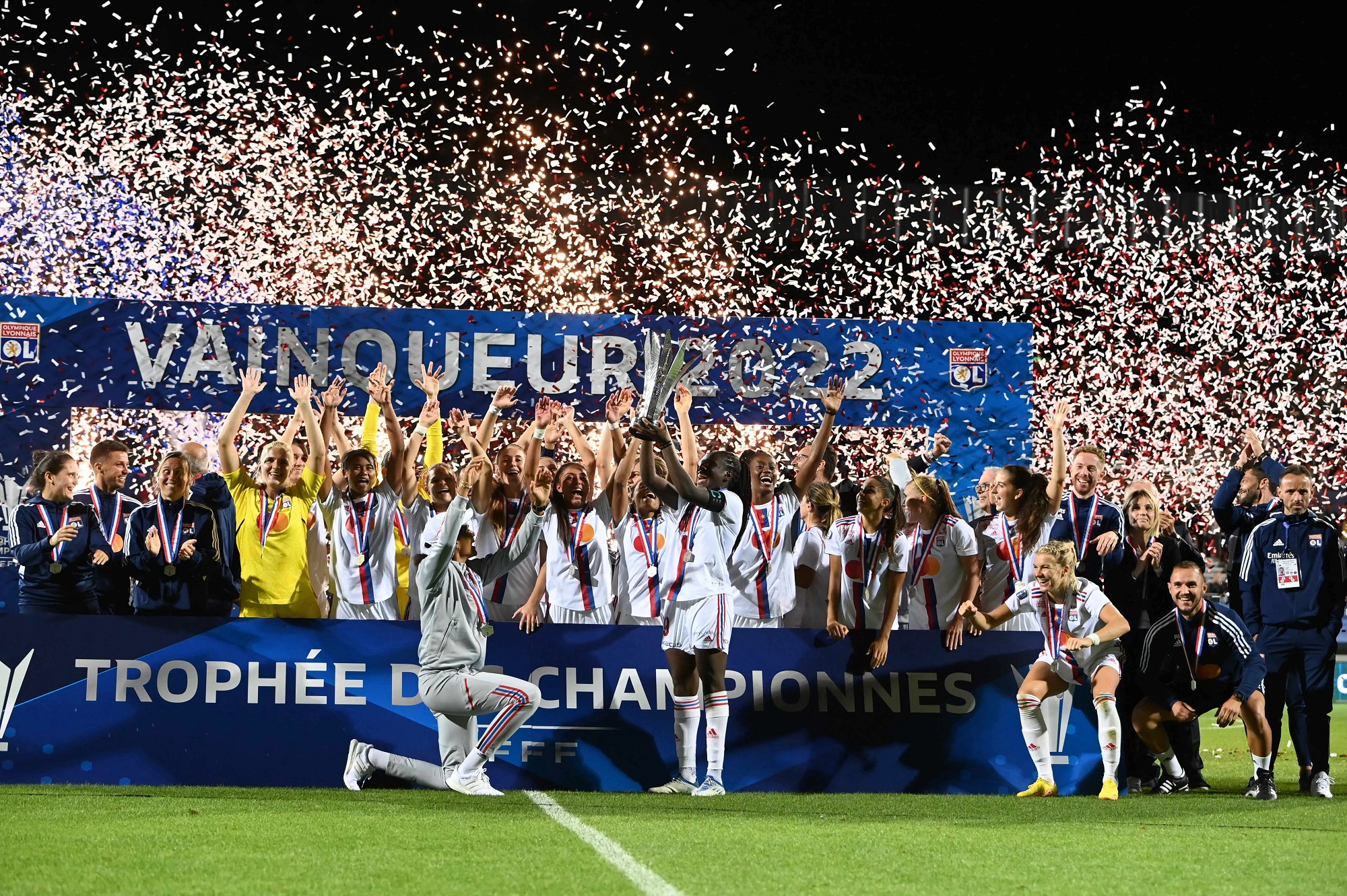 Le trophée remis aux Lyonnaises (photo FFF)