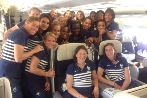 Petit selfie dans l'avion pour la Guyane (Twitter/Vivi Asseyi)