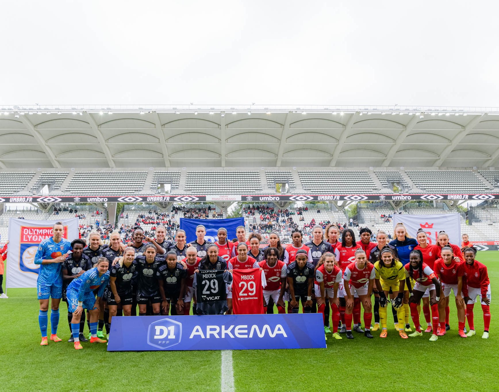 Les deux équipes ont rendu un hommage à Mbock sur sa blessure mardi dernier (photo OL) Les deux équipes ont rendu un hommage à Mbock sur sa blessure mardi dernier (photo OL)