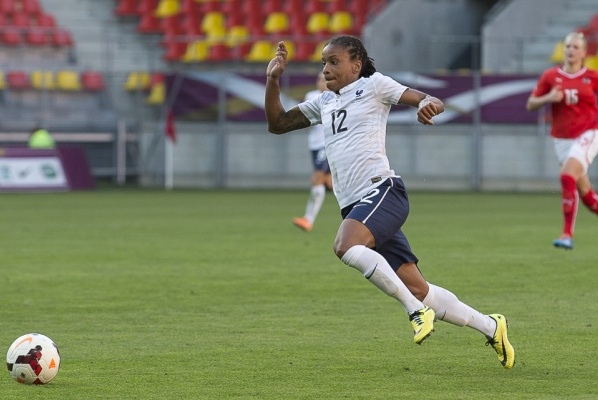 C'est Elodie Thomis qui a alerté Louisa Necib sur l'action du penalty C'est Elodie Thomis qui a alerté Louisa Necib sur l'action du penalty