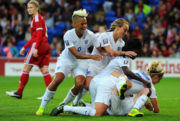 Sanderson, Duggan, Aluko et Houghton congratulent Bassett (photo FA) Sanderson, Duggan, Aluko et Houghton congratulent Bassett (photo FA)
