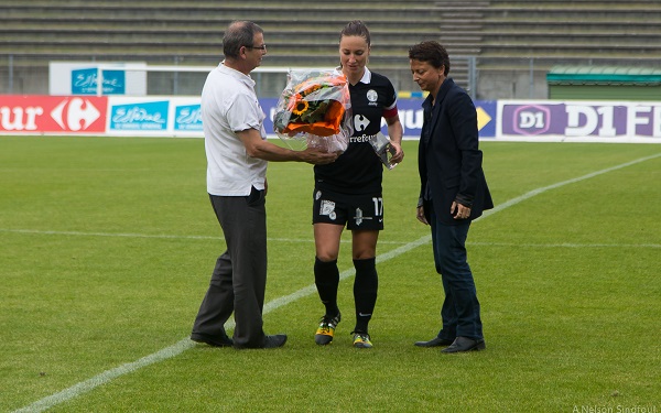 Gaëtane Thiney reçoit le trophée de meilleure joueuse de D1 décerné par la FFF par Philippe Bourgeois et Marie-Christine Terroni (photo A.Nelson Sindfoul)